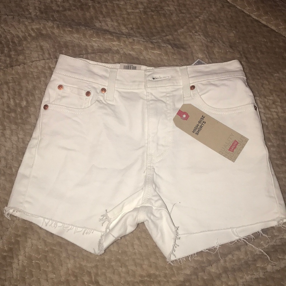 LEVI’S HIGH-RISE SHORTS